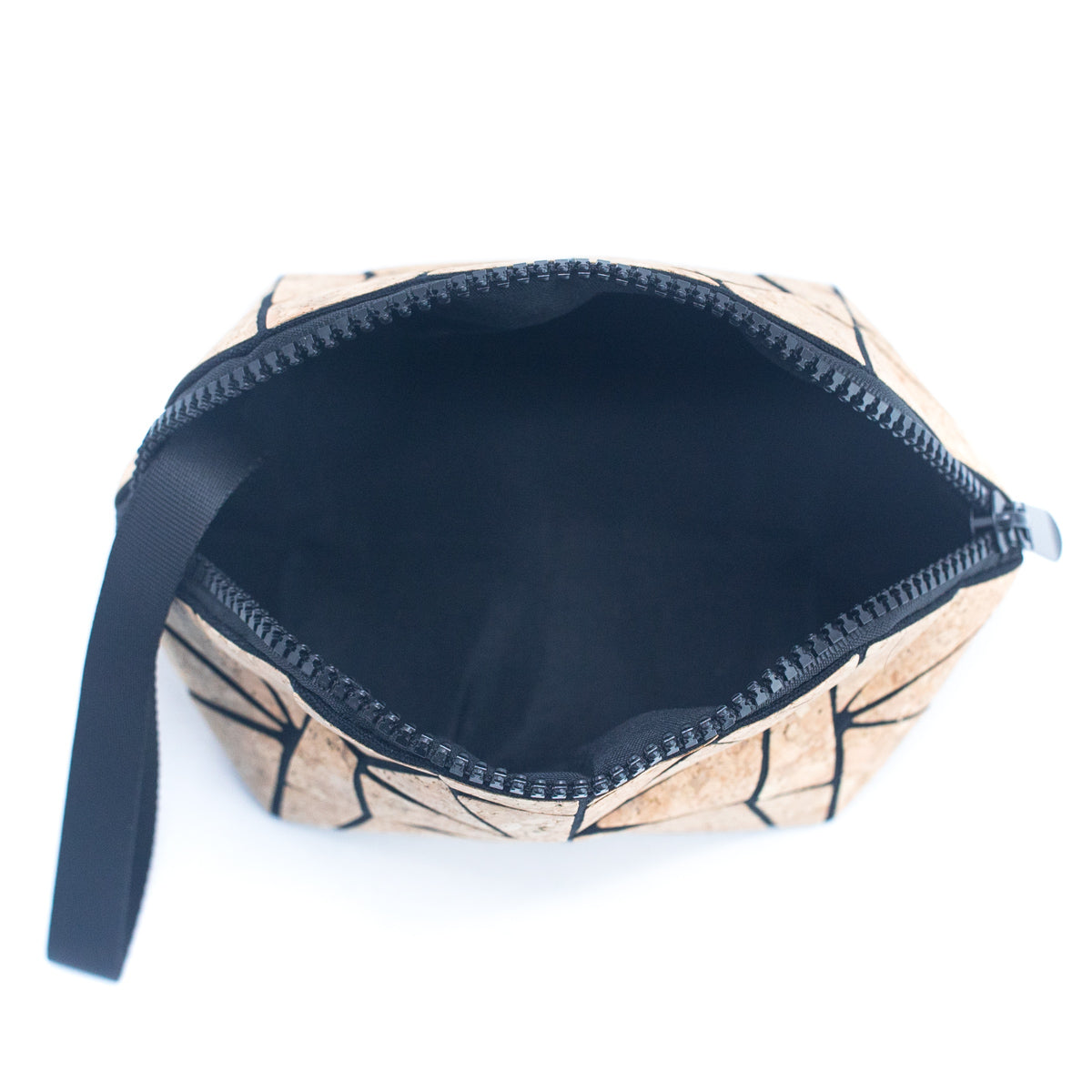 Notre trousse à maquillage Jolène est confectionnée à partir de liège naturel, vegan, éco-responsable dans nos ateliers au Portugal