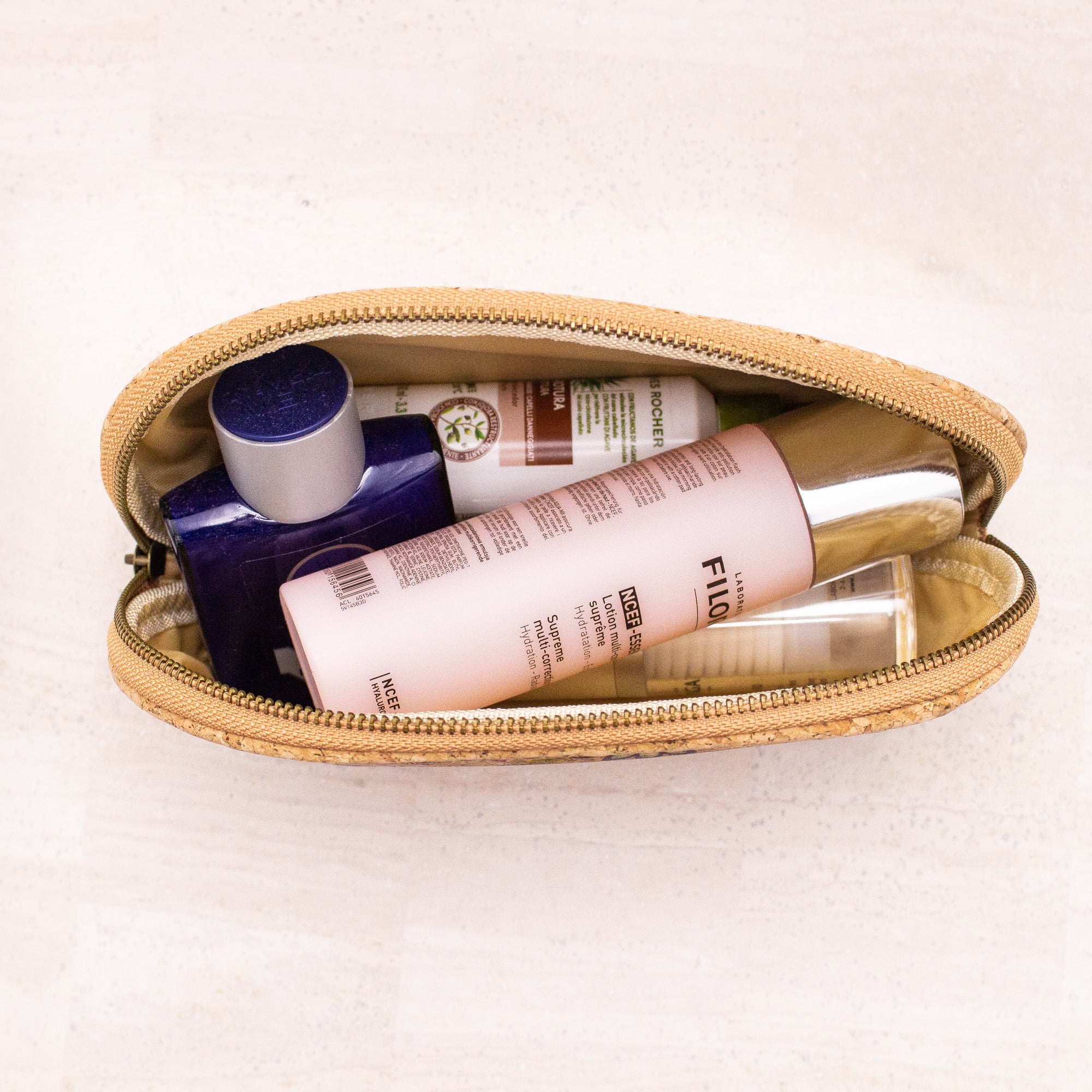 Des trousses à maquillage 3 en 1 en liège naturel qui vous accompagneront dans tous vos voyages