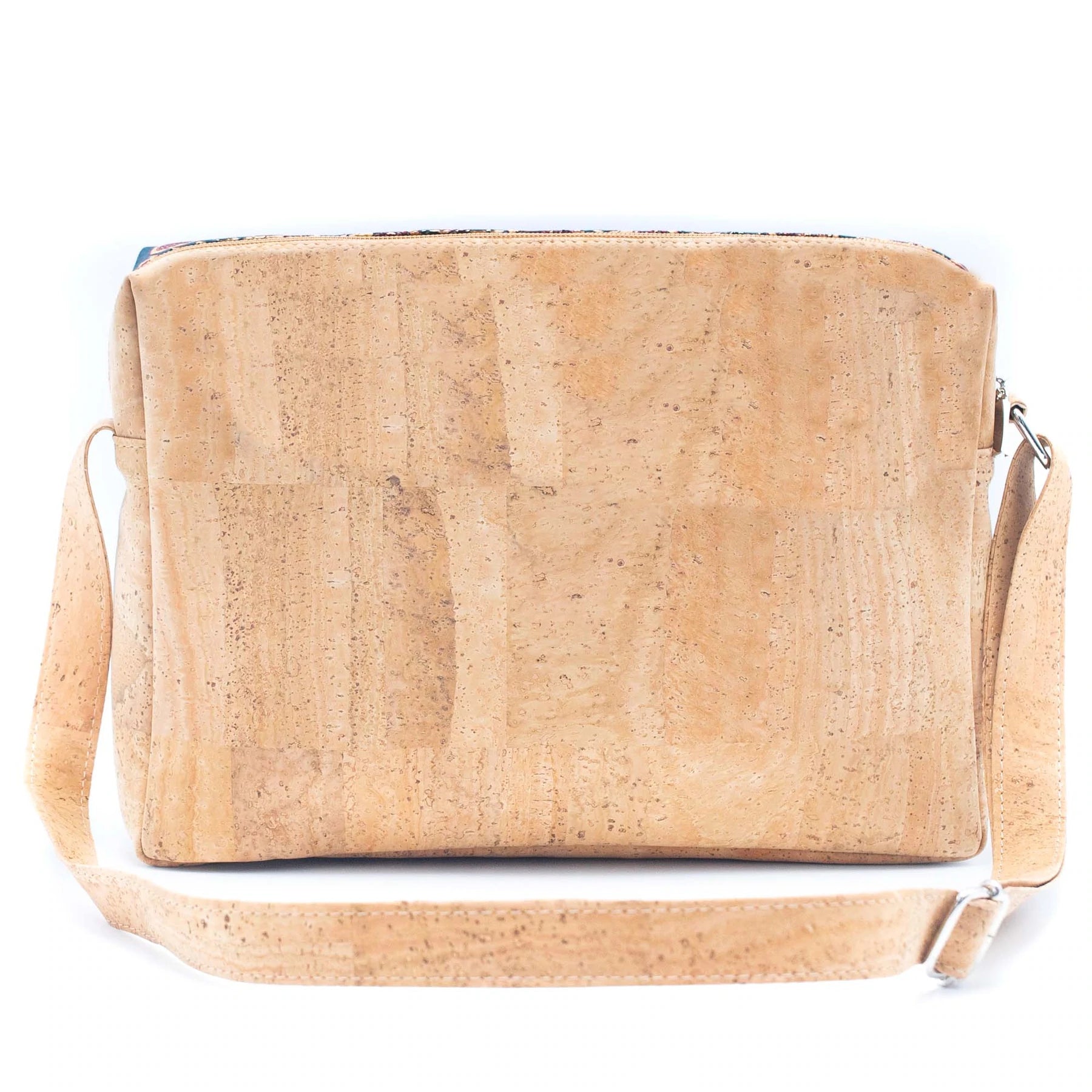 Où acheter un sac en liège pas cher ? Des sacs en liège de grande qualité, confectionnés dans nos ateliers au Portugal et qui ajouteront une touche d'originalité à votre style !